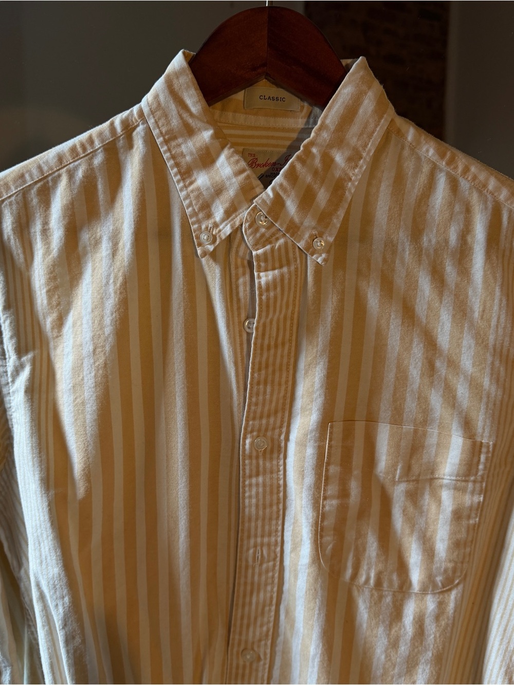 Classic Men's Striped Broken- In Oxford Shirt in cream & White
